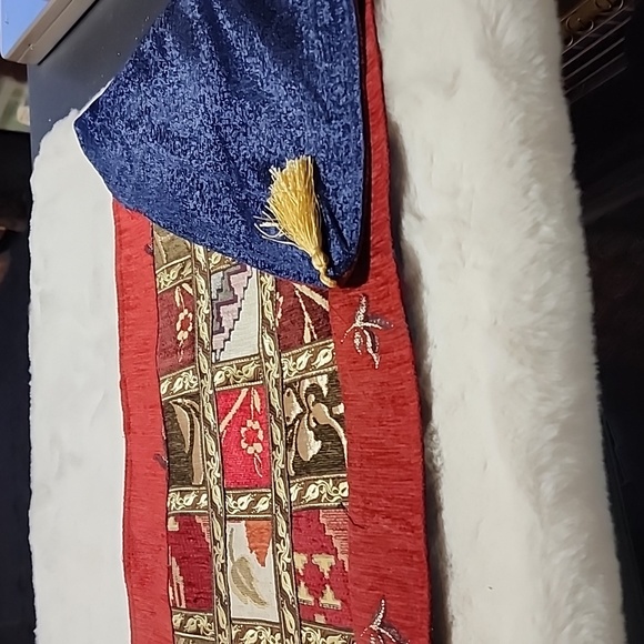 REVERSIBLE TABLE RUNNER WITH GOLD TASSELS - Picture 2 of 7